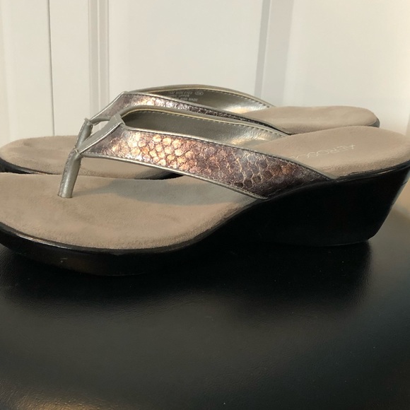 Aerosoles silver sandals. Size 7 1/2 - Picture 4 of 4